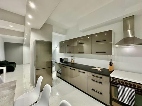 Kitchen or kitchenette, Seating area, Dining area, minibar, pet friendly, stove