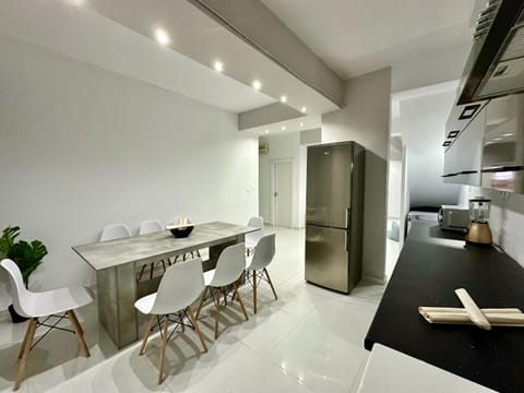 Kitchen or kitchenette, Living room, Seating area, Dining area, minibar, pet friendly