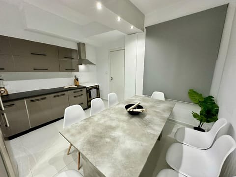 Kitchen or kitchenette, Living room, Seating area, Dining area, minibar, pet friendly, stove