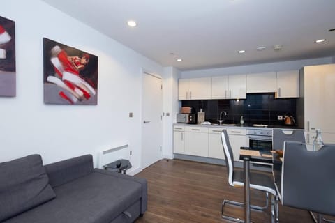 Stylish MediaCity 2Bed, Sleeps 6, Amazing Views Apartment in Salford