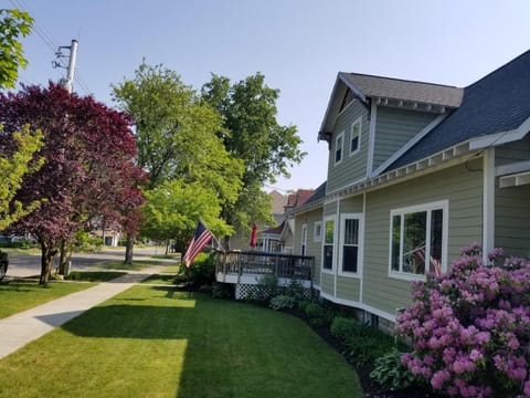 Jakers Beach House- personal bar, steps to beach House in South Haven