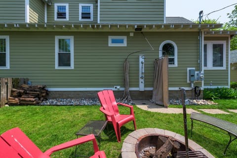 Jakers Beach House- personal bar, steps to beach House in South Haven