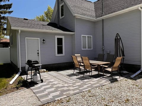 Barefoot Bungalow- pet friendly- close to beaches and town House in South Haven