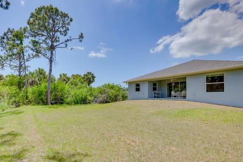 Bright Rotonda West Home with Patio, 7 Mi to Beach! Casa in Rotonda West