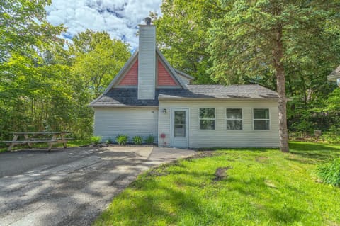 Goshorn 18 - Located in Goshorn Lake Resort - Shared pool - Lake access House in Saugatuck