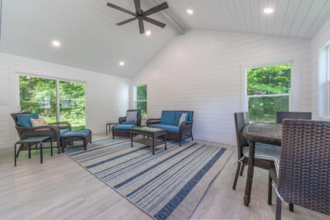 Goshorn 18 - Located in Goshorn Lake Resort - Shared pool - Lake access House in Saugatuck