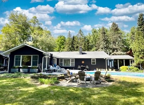 Private pool oasis, walk to the beach and Lake Michigan! House in Saugatuck