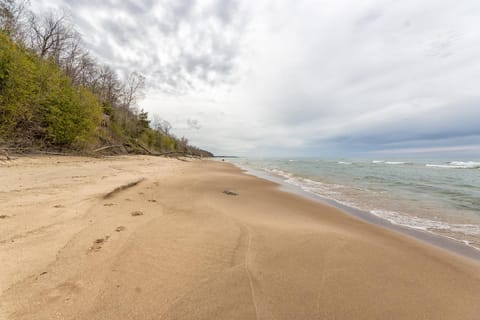 Spacious home with private Lake Michigan access - Firepit overlooking Michigan sunsets House in Douglas