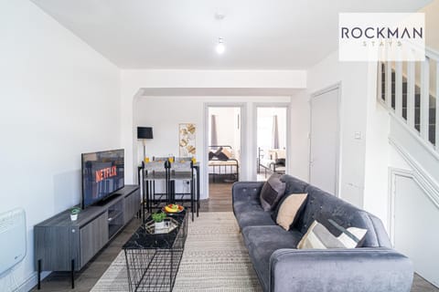 10A Cromwell Road - Elegant & Modern 3 Bedroom Apartment in Central Grays with 5 beds Apartment in Grays
