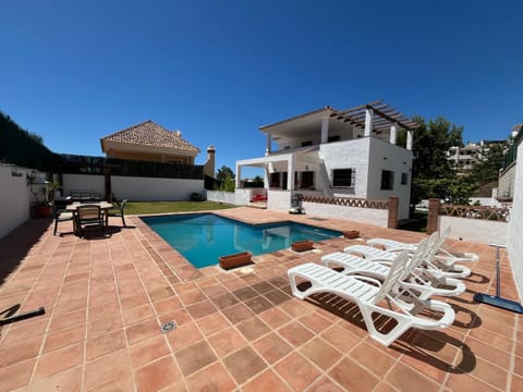 Property building, Day, Pool view, Swimming pool, sunbed