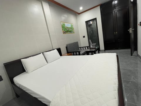 Bed, Photo of the whole room, Seating area, Bedroom, wardrobe