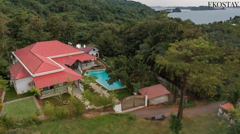 Property building, Day, Natural landscape, Bird's eye view, Lake view, Mountain view, Pool view, River view, Swimming pool