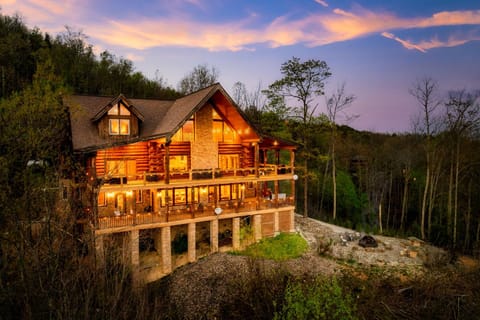 Timberwolf- Luxe 5 Star Retreat-MayDeal-Game Rm-PS5-FirePit-Hot Tub Chalet in Pittman Center