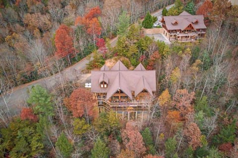 LeConte View: Lodge-Theater-MayDeals-Views-GameRm-FirePit-HotTub Chalet in Pittman Center
