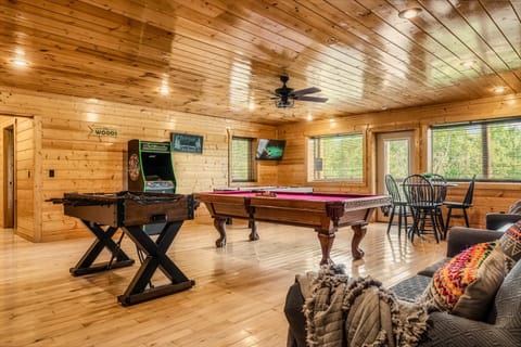 LeConte View: Lodge-Theater-MayDeals-Views-GameRm-FirePit-HotTub Chalet in Pittman Center