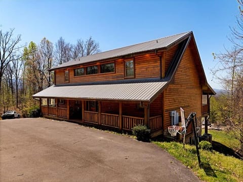 Cherokee - Lodge w/ MtnViews-May Deals-HotTub-Fire Pit-GameRm Chalet in Pittman Center