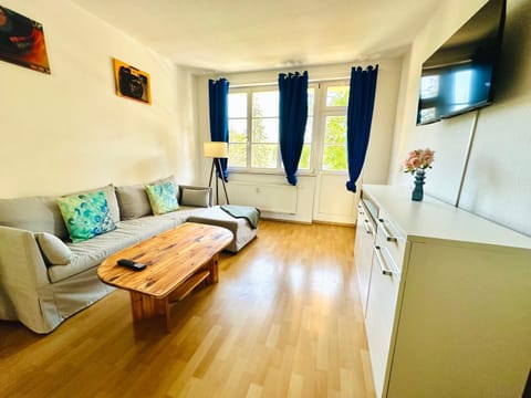 Stötteritz Holiday Apartment - 3 Rooms - 6 People - 4 beds - Balcony - Great public transport 11 minutes to the city Apartment in Leipzig