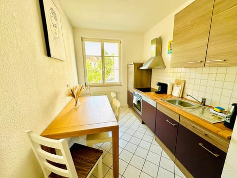 Stötteritz Holiday Apartment - 3 Rooms - 6 People - 4 beds - Balcony - Great public transport 11 minutes to the city Apartment in Leipzig