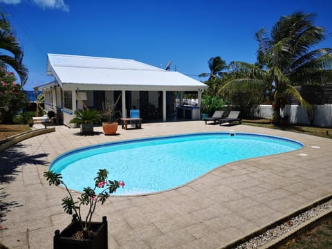 Property building, Garden, Swimming pool