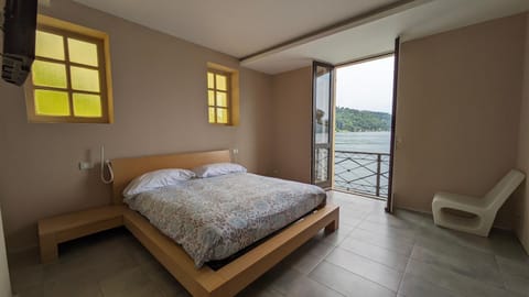 Bed, View (from property/room), Balcony/Terrace, Photo of the whole room, Bedroom, Lake view