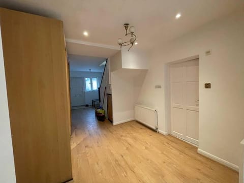 Modern Spacious 4-Bed House Apartment in Wembley