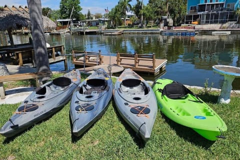 *NEW* POOL screened-in, Waterfront, 4 Kayaks, Pet Casa in Hernando Beach