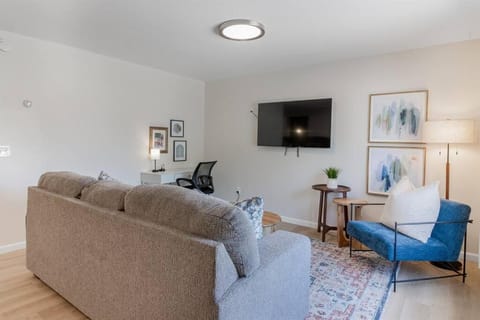NEW! Comfy 1 Bedroom Flat I Hollywood Suites Copropriété in Mount Clemens