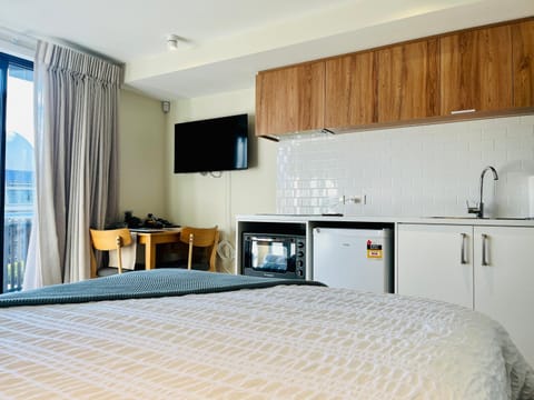 Bed, Dining area, Bedroom, kitchen