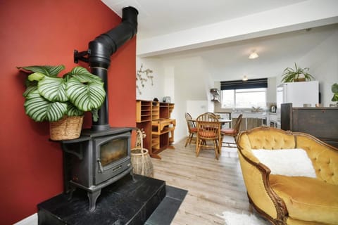 Sunny Seaside Sanctuary - Two Bedroom Apartment Apartment in Hove