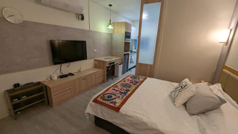 Bed, TV and multimedia, Bedroom, minibar, air conditioner