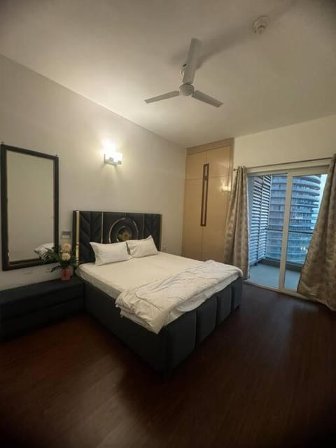 SkyHigh Serenity. 2 Bhk Apartment. 0 Km From Delhi Condo in Noida