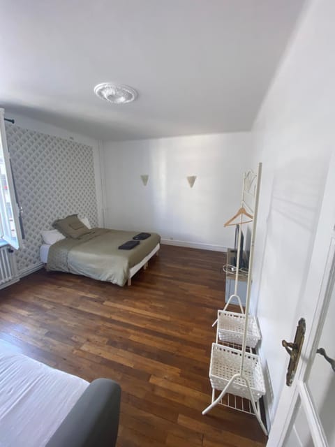 TV and multimedia, Photo of the whole room, Bedroom