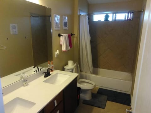 Room With Shared Bath, 20 Mins To Tesla Vacation rental in Pflugerville