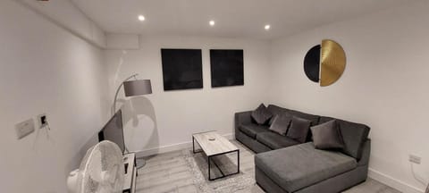 Modern 3 Bedrooms Apartment 01 Town Centre Camberley Condo in Camberley