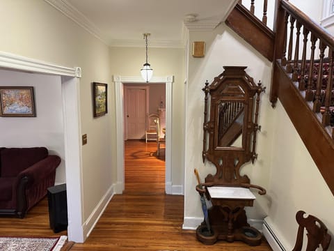 Inn on Fox Meadow - Spacious Victorian Inn Bed and breakfast in Gaithersburg