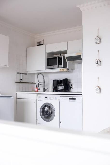 Kitchen or kitchenette, dishwasher, minibar, stove, toaster, washing machine