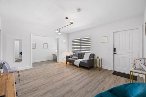 Bed, Living room, Photo of the whole room, Seating area