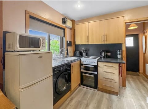 Kitchen or kitchenette, oven, pet friendly, stove, toaster, washing machine