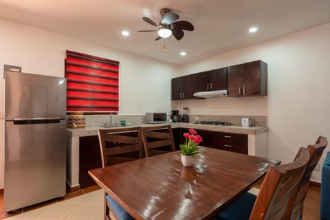 Kitchen or kitchenette, Dining area, fireplace, minibar, stove