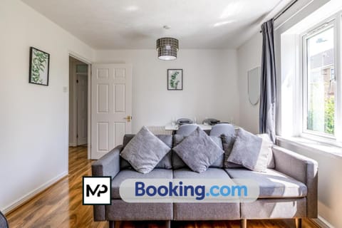 Luxury Apartment By Mechanical Properties Short Lets and Serviced Accommodation Egham with Parking Appartamento in Egham