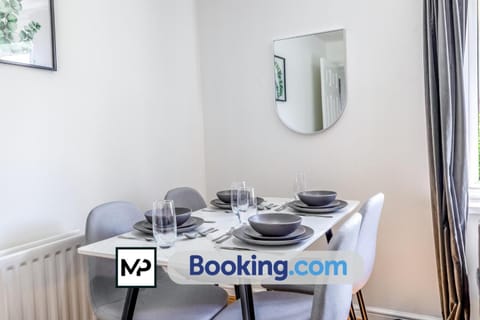 Luxury Apartment By Mechanical Properties Short Lets and Serviced Accommodation Egham with Parking Appartement in Egham