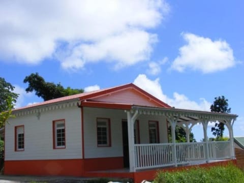 Bungalows Corail, F3 avec piscine à Sainte Luce House in Sainte-Luce