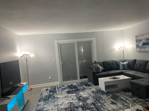 Modern 3bad2bath condo, ground floor, with backyard and shared heated pool, 1 min to food , shopping plaza and 10 min to Siesta Beach Apartment in Gulf Gate Estates