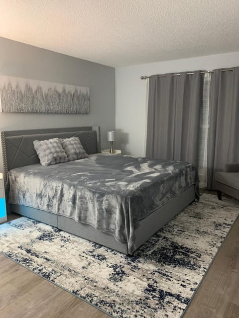 Modern 3bad2bath condo, ground floor, with backyard and shared heated pool, 1 min to food , shopping plaza and 10 min to Siesta Beach Apartment in Gulf Gate Estates