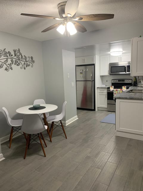 Modern 3bad2bath condo, ground floor, with backyard and shared heated pool, 1 min to food , shopping plaza and 10 min to Siesta Beach Apartment in Gulf Gate Estates