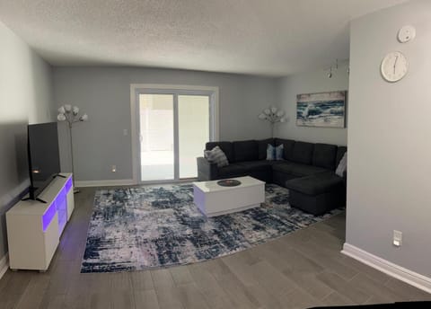 Modern 3bad2bath condo, ground floor, with backyard and shared heated pool, 1 min to food , shopping plaza and 10 min to Siesta Beach Apartment in Gulf Gate Estates