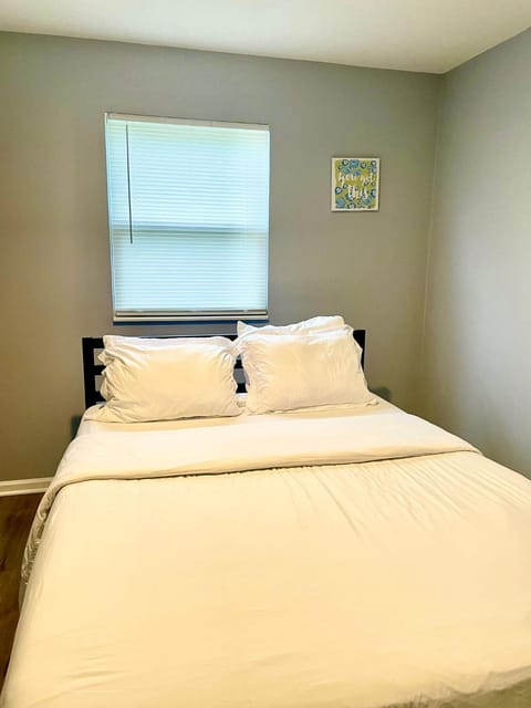 Pet and family friendly cozy 3bdr with King bed House in Olathe