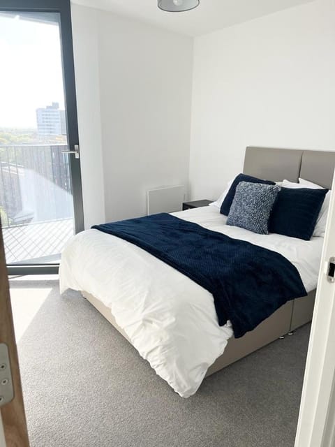 Luxury 2 Bed Apt with City View Apartment in Salford