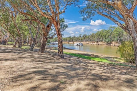 Riverlyne - Riverfront Holiday Home House in Echuca