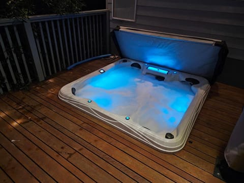 Night, Hot Tub